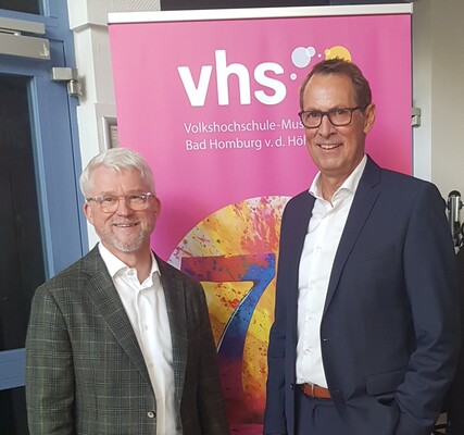 Auf dem Bild von links nach rechts: Jürgen Keicher (Geschäftsführer der telc gGmbH) Carsten Koehnen (Leiter der Volkshochschule Bad Homburg)